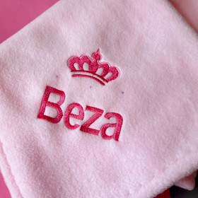 różowy kocyk dla psa z różowym imieniem beza sweetapaszka.pl